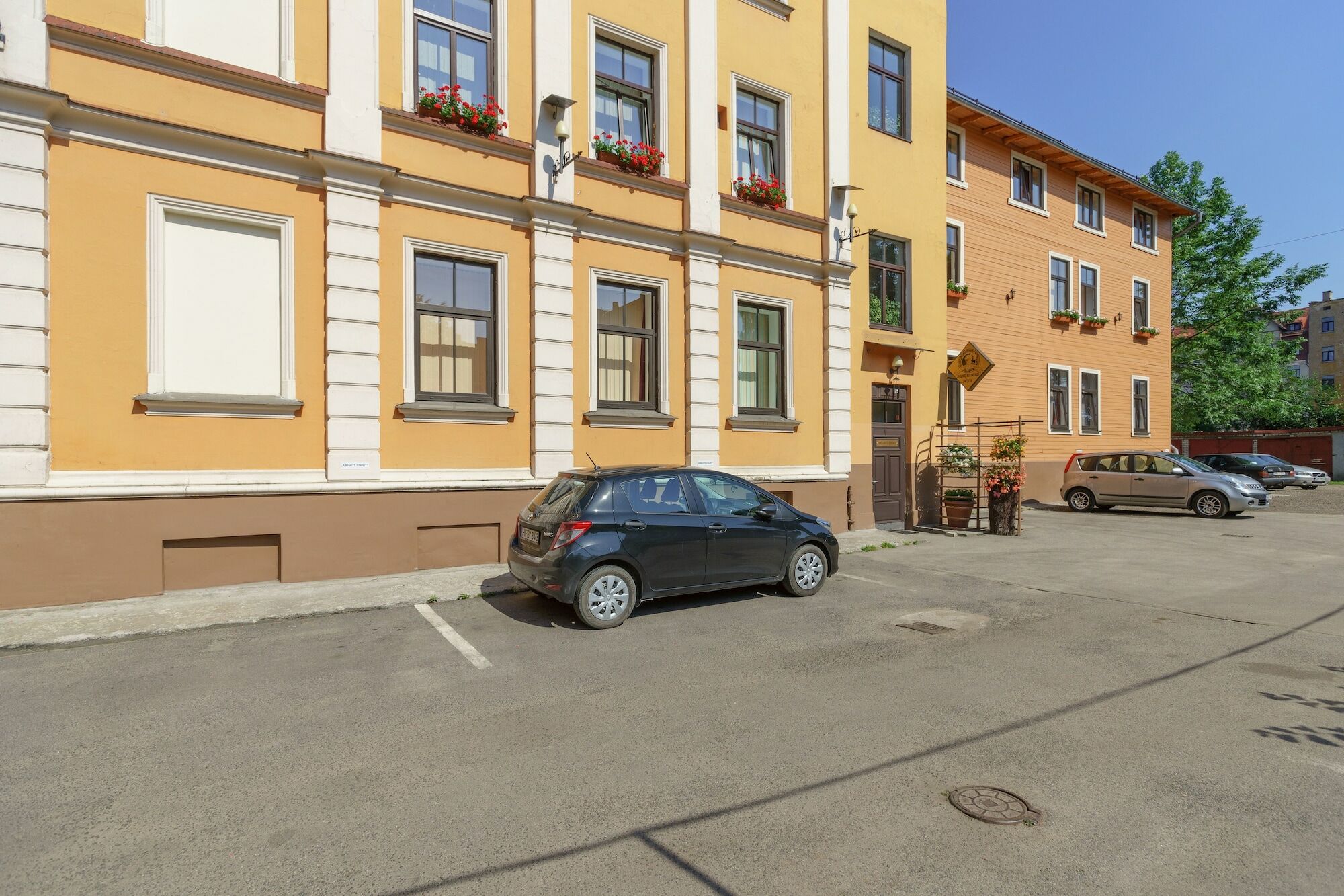 Knights Court Hotel Riga Exterior photo